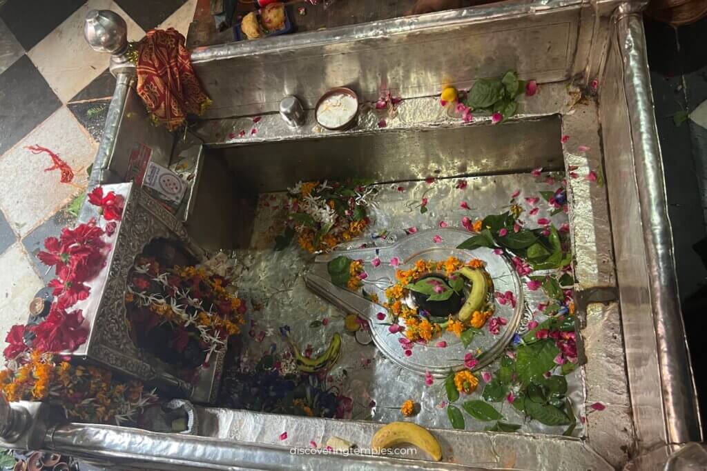 shiva temples in varanasi - shiva temple in kashi - trilochaneshwar - banaras shiva temple - shiv mandir in varanasi - kashi shiva mandir